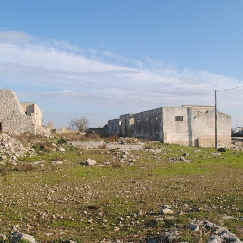 Trullo in pietra ed edificio adicante