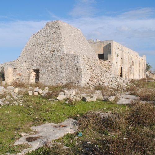 Trullo con edificio adiacente nelle campagne salentine