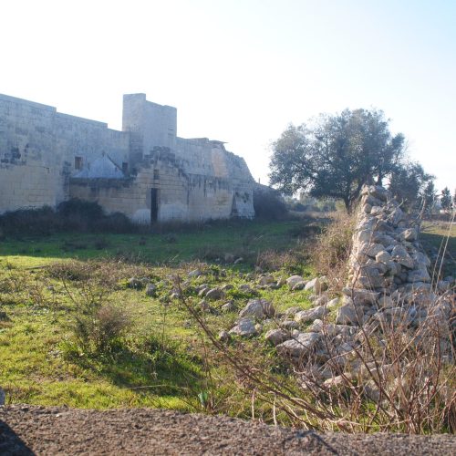 Masseria da ristrutturare - primo piano muretti a secco salentini