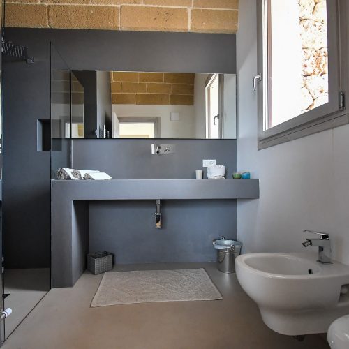 Bagno dal design moderno e funzionale - Villa Arja