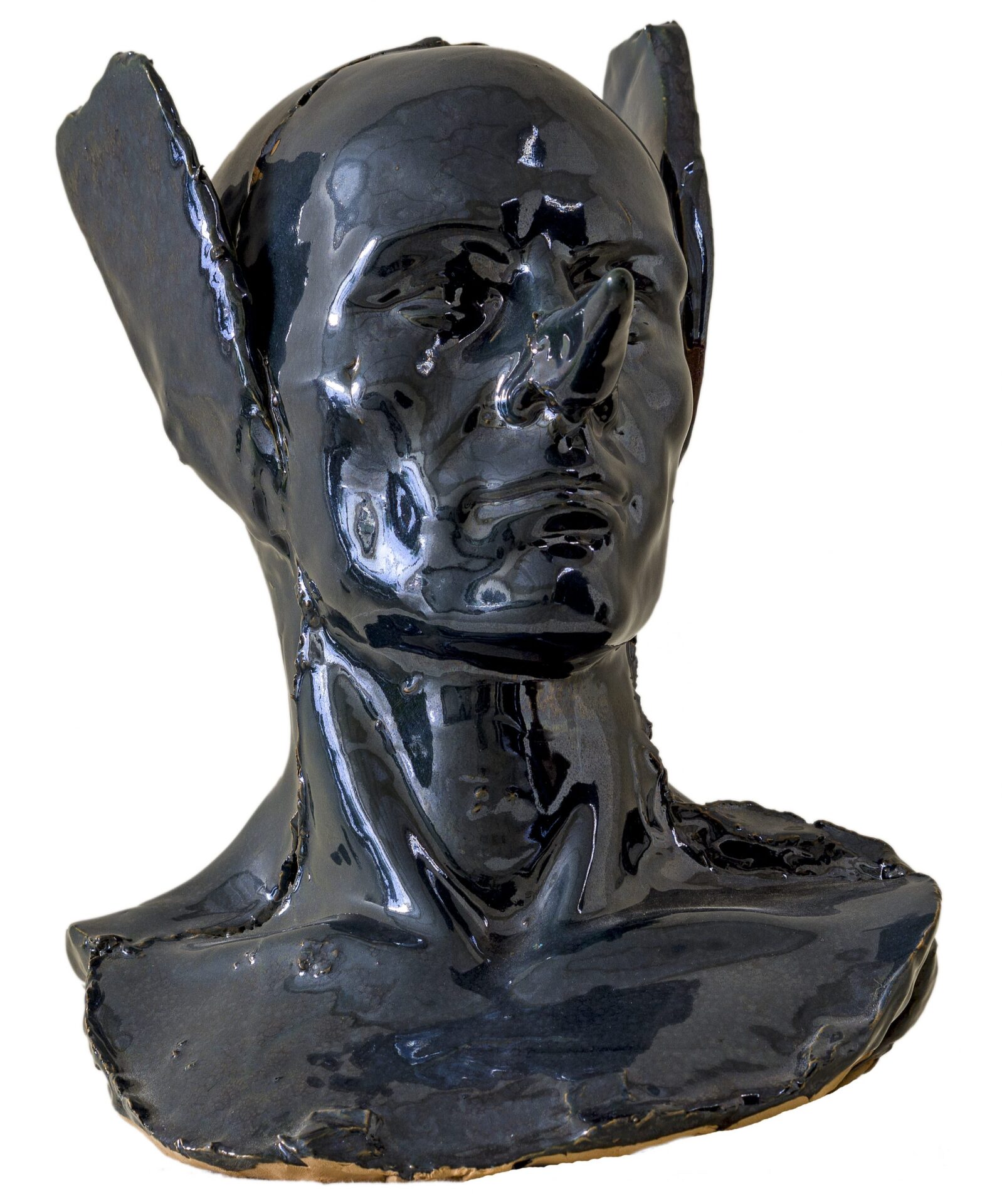 Busto in ceramica nero raffigurante il volto silenzioso di un uomo calvo a cui vengono tappate le orecchie