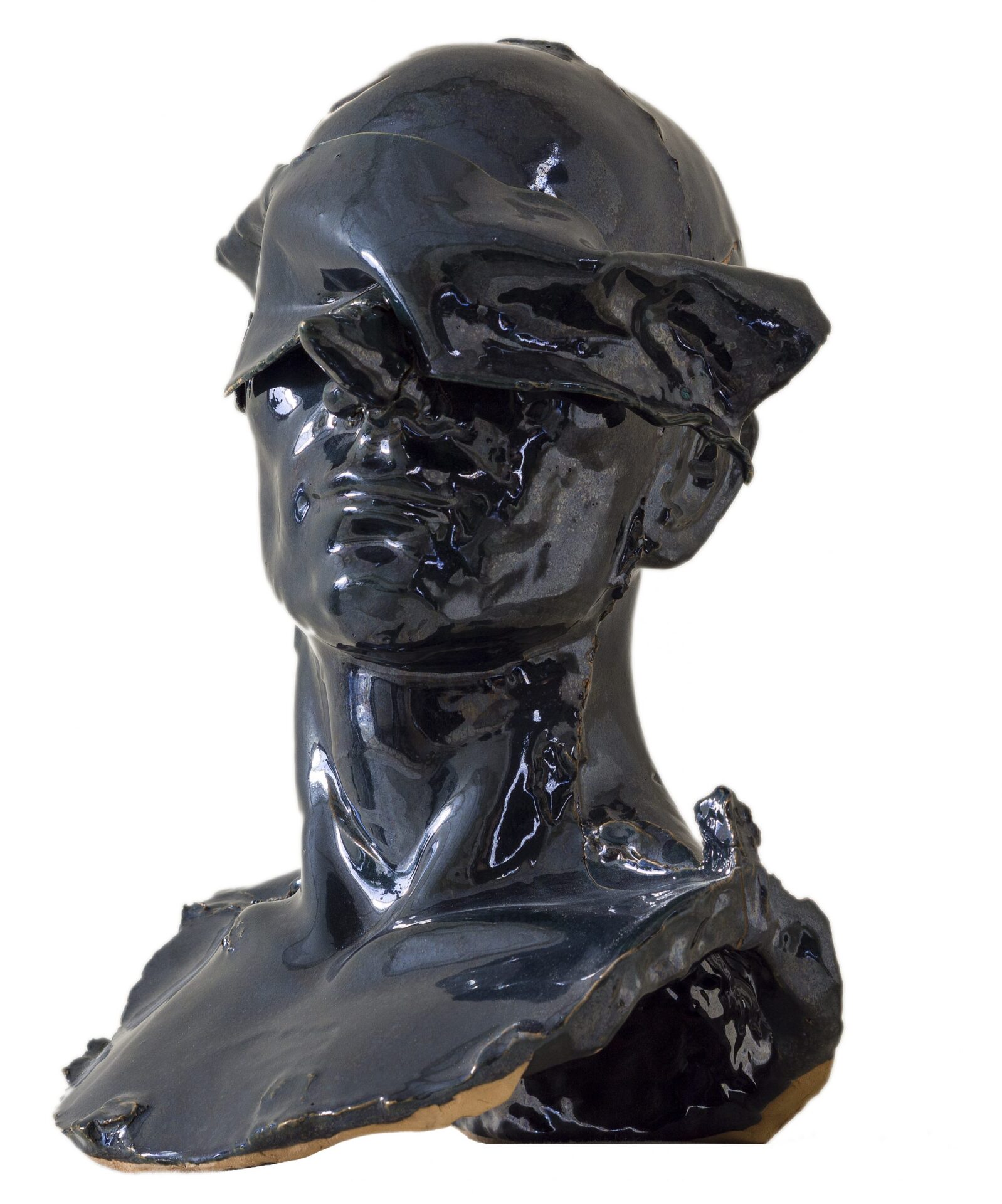 Busto in ceramica nero raffigurante il volto silenzioso di un uomo calvo a cui vengono velati gli occhi