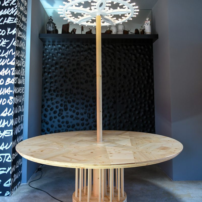 Un tavolo conviviale, di grandissime dimensioni, in legno d'abete