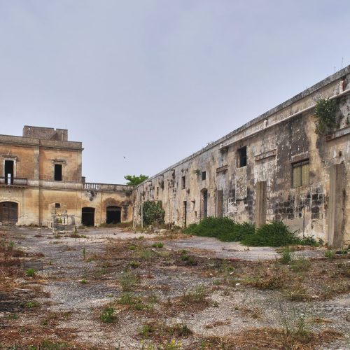 Masseria di 1800 mq coperti completamente da ristrutturare nelle campagne salentine