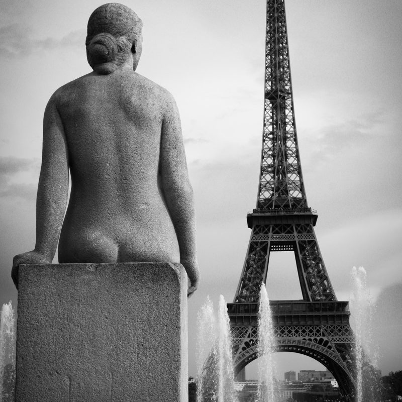 SGUARDO-SULLA-TORRE-EIFFEL-2-(2014) Fotografia di statua di spalle che guadrda la torre Eiffel opera di Luciana Trappolino per Fine Aptitude