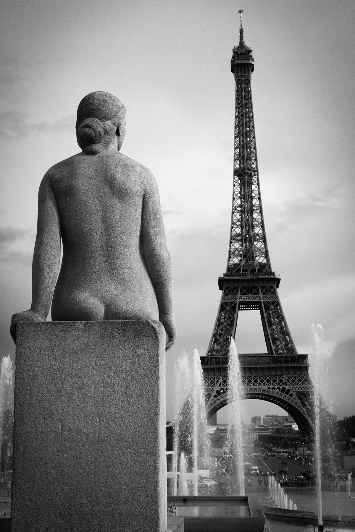 SGUARDO-SULLA-TORRE-EIFFEL-2-(2014) Fotografia di statua di spalle che guadrda la torre Eiffel opera di Luciana Trappolino per Fine Aptitude