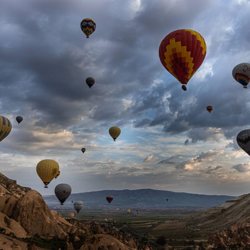 Ogni giorno, durante la stagione utile, si alzano in volo centinaia di mongolfiere su terreni disseminati da decine e decine dei cosiddetti “camini delle fate”, abitazioni scavate nelle rocce a forma di cono, ormai disabitati. Uno spettacolo molto suggestivo. Edizione limitata 1/30 venduta con certificato di autenticità a firma dell’autore.