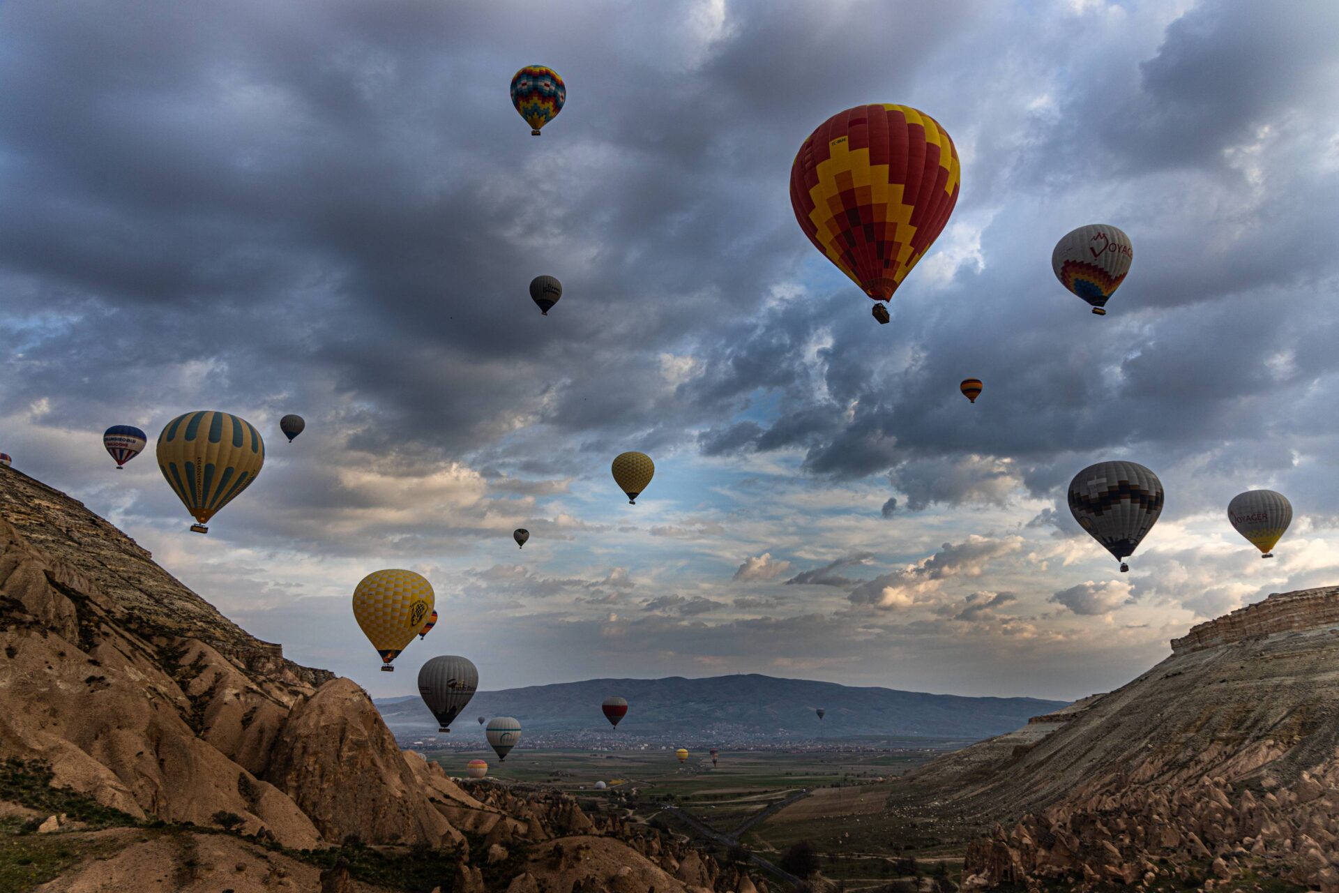 Ogni giorno, durante la stagione utile, si alzano in volo centinaia di mongolfiere su terreni disseminati da decine e decine dei cosiddetti “camini delle fate”, abitazioni scavate nelle rocce a forma di cono, ormai disabitati. Uno spettacolo molto suggestivo. Edizione limitata 1/30 venduta con certificato di autenticità a firma dell’autore.