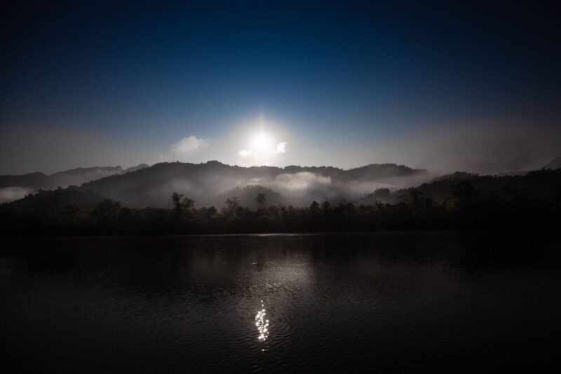 Una foto scattata all’alba, durante l’attraversamento di un grande affluente del fiume Mekong, in Laos. Edizione limitata 1/30 venduta con certificato di autenticità a firma dell’autore.