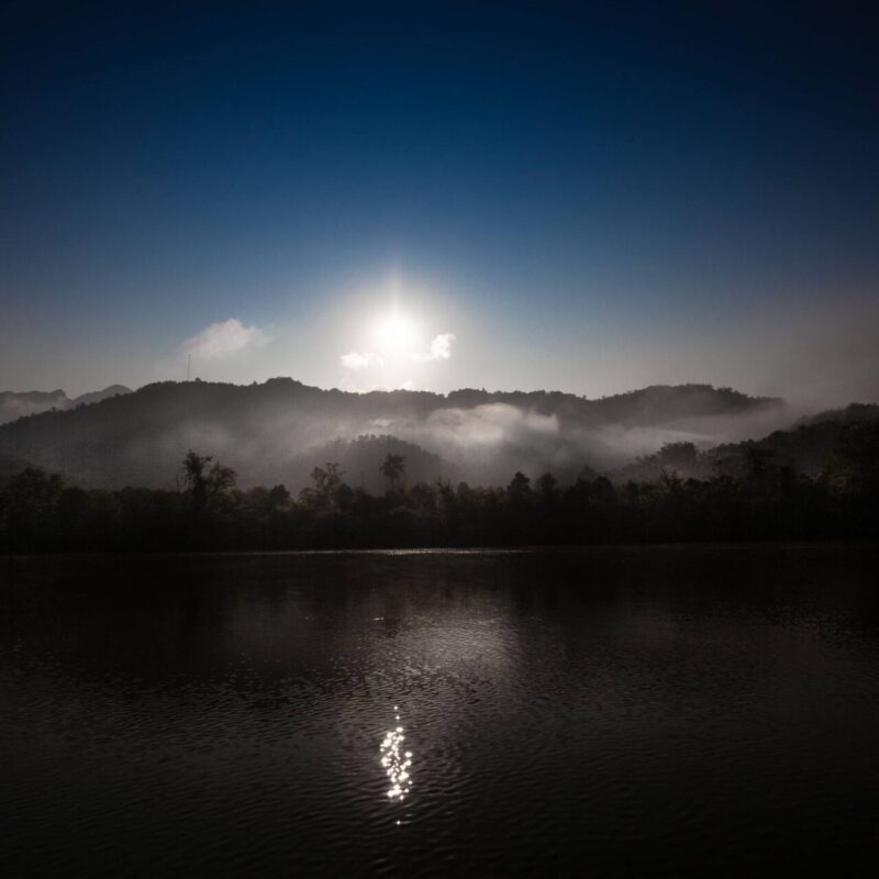 Una foto scattata all’alba, durante l’attraversamento di un grande affluente del fiume Mekong, in Laos. Edizione limitata 1/30 venduta con certificato di autenticità a firma dell’autore.