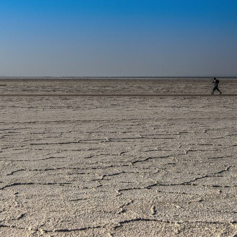 Uomini che a piedi raggiungono la propria carovana che trasporta sale, come quello che calpestano per molti chilometri, prima di raggiungere la città di Mekelle e scaricare il loro carico.