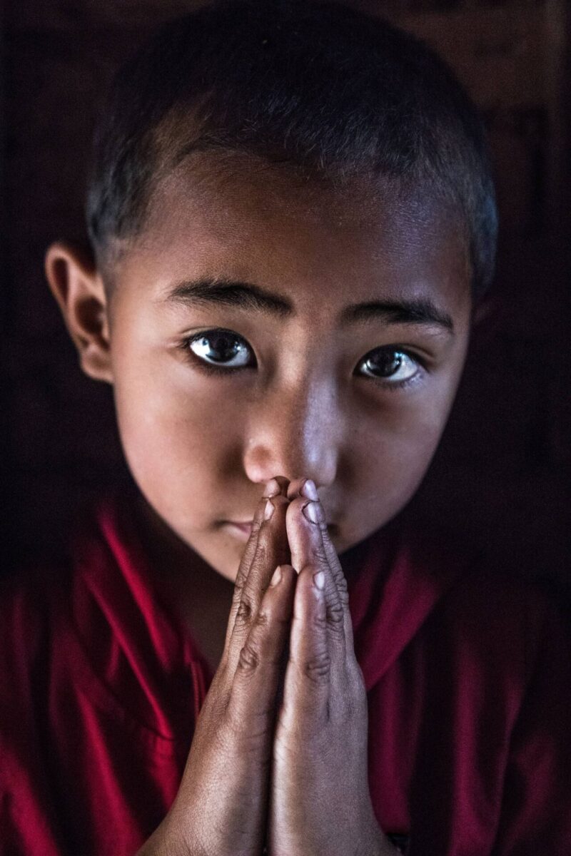 Un piccolo monaco all’interno di un tempio a Katmandu dove il sentimento religioso è molto forte.