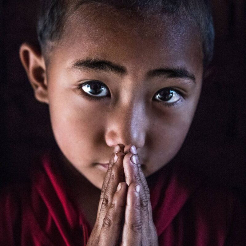 Un piccolo monaco all’interno di un tempio a Katmandu dove il sentimento religioso è molto forte.